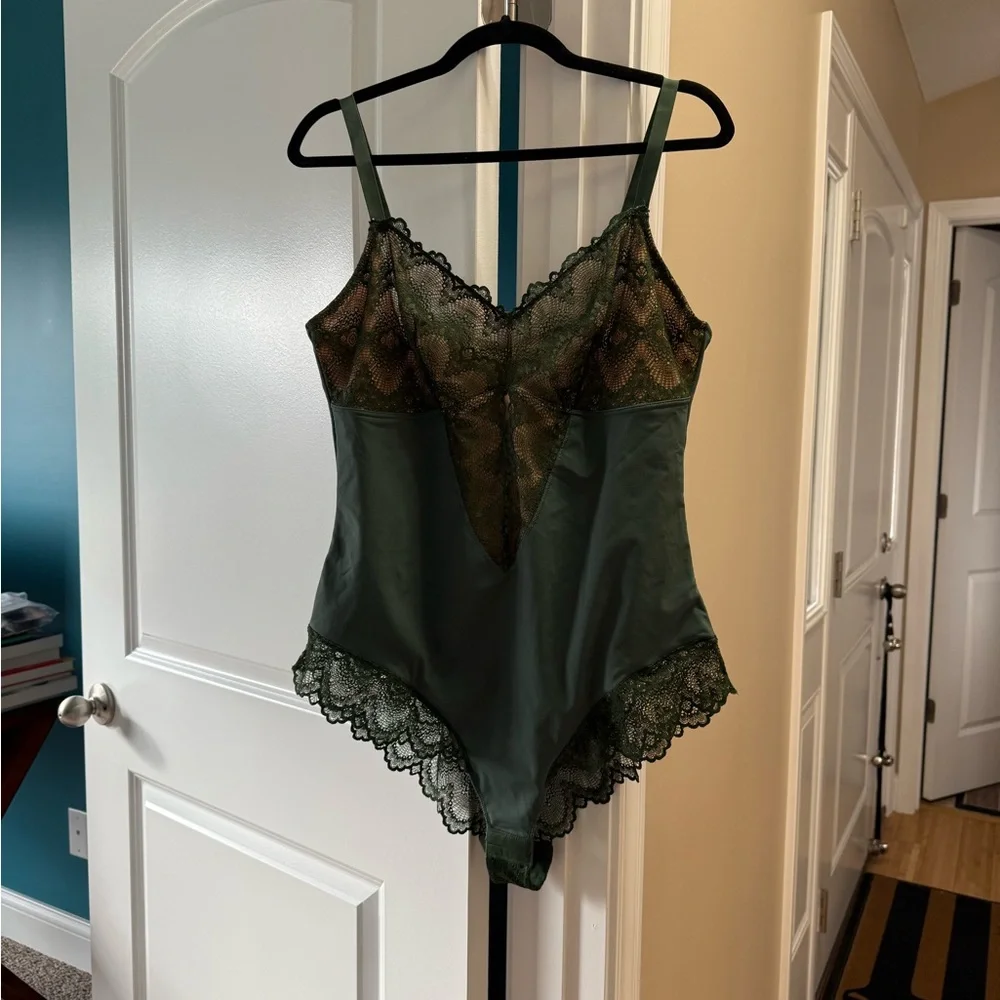 Pinsy Sculpting Lace Shapewear Bodysuit - Picture 6 of 7